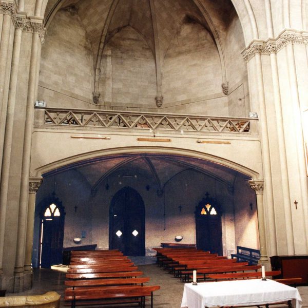 Tarragona.- Capella Major del Seminari Pontifici, S. XIX. Vista del fons de la nau coberta amb volta d’aresta i cor suportat també per voltes d’aresta (6/1999)
