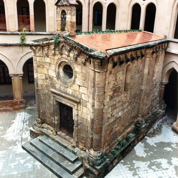 Tarragona.- Seminari Pontifici. Capella romànica de Sant Pau del S. XIII edificada al pati del claustre d’aquest nom (12/1998)