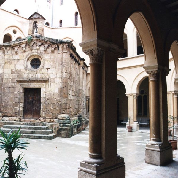 Tarragona.- Seminari Pontifici. Capella romànica de Sant Pau del S. XIII vista entre les columnes del claustre d’aquest nom (12/1998)