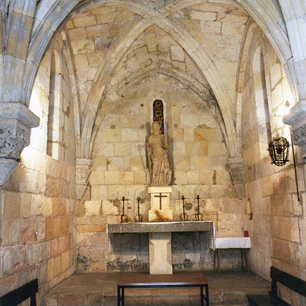 Tarragona.-Seminari Pontifici. Capella romànica de S. Pau del S. XIII d’una nau coberta amb voltes de creueria que descansen sobre mènsules (12/1998)