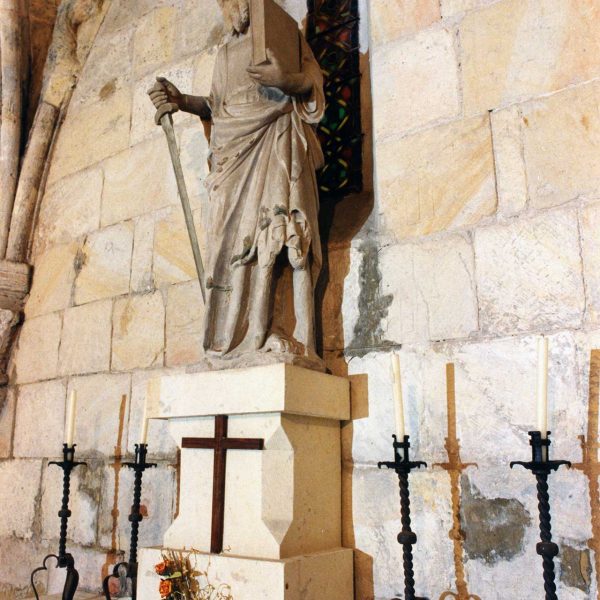 Tarragona.-Seminari Pontifici. Capella romànica de S. Pau del S. XIII. Imatge de Sant Pau presidint el temple situat en un pedestal de pedra (12/1998)