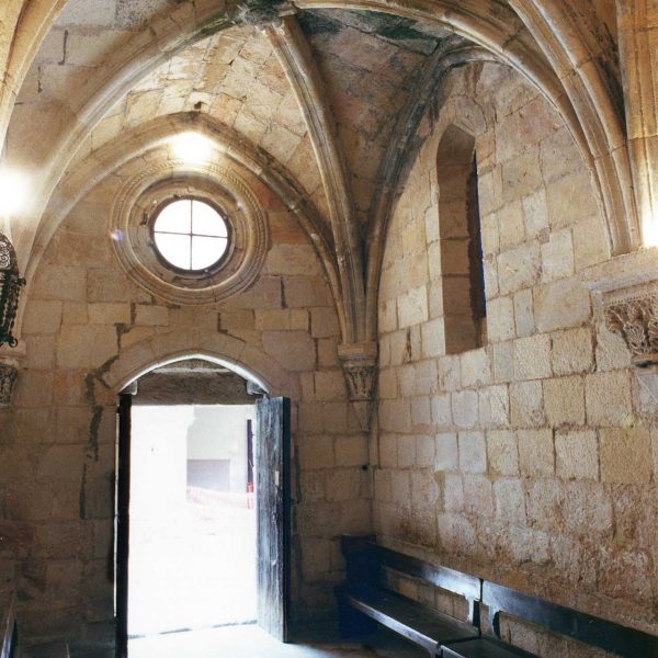 Tarragona.-Seminari Pontifici. Capella romànica de S. Pau del S. XIII. Vista del fons de la nau coberta amb voltes de creueria i un òcul sobre la porta (12/1998)