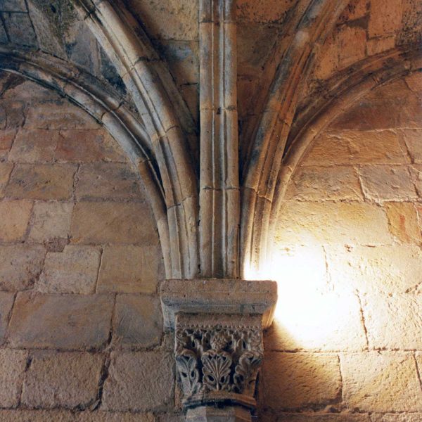 Tarragona.-Seminari Pontifici. Capella romànica de S. Pau del S. XIII. Nervis de les arcades suportades per mènsules amb capitells esculpits (12/1998)