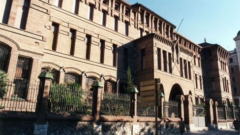 Tarragona.- Col·legi de les Teresianes, noucentista del S. XX utilitzant rajola vista. La façana principal es de tres cossos i l’any 1924 es rodeja amb un reixat (12/1998)