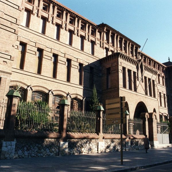 Tarragona.- Col·legi de les Teresianes, noucentista del S. XX utilitzant rajola vista. La façana principal es de tres cossos i l’any 1924 es rodeja amb un reixat (12/1998)