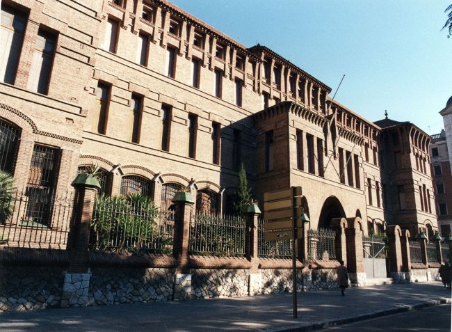 Tarragona.- Col·legi de les Teresianes, noucentista del S. XX utilitzant rajola vista. La façana principal es de tres cossos i l’any 1924 es rodeja amb un reixat (12/1998)