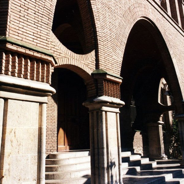 Tarragona.- Col·legi de les Teresianes, noucentista del S. XX utilitzant rajola vista. Porxo de la façana format per arcs parabòlics suportats per pilastres (12/1998)