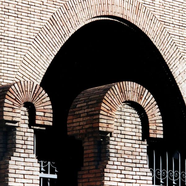 Tarragona.- Col·legi de les Teresianes, noucentista del S. XX utilitzant rajola vista. Porxo de la façana format per arcs parabòlics suportats per pilastres (12/1998)