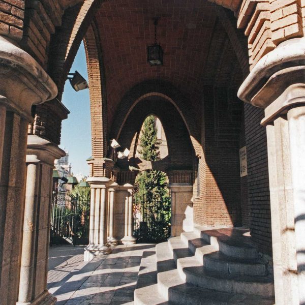 Tarragona.- Col·legi de les Teresianes, noucentista del S. XX. Porxo interior format per arcs parabòlics i escalinata de la porta principal (12/1998)