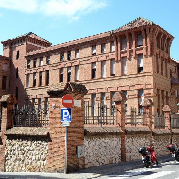 Tarragona.- Col·legi de les Teresianes, noucentista del S. XX. Vista posterior de l’edifici amb el reixat afegit l’any 1924 (3/2018)