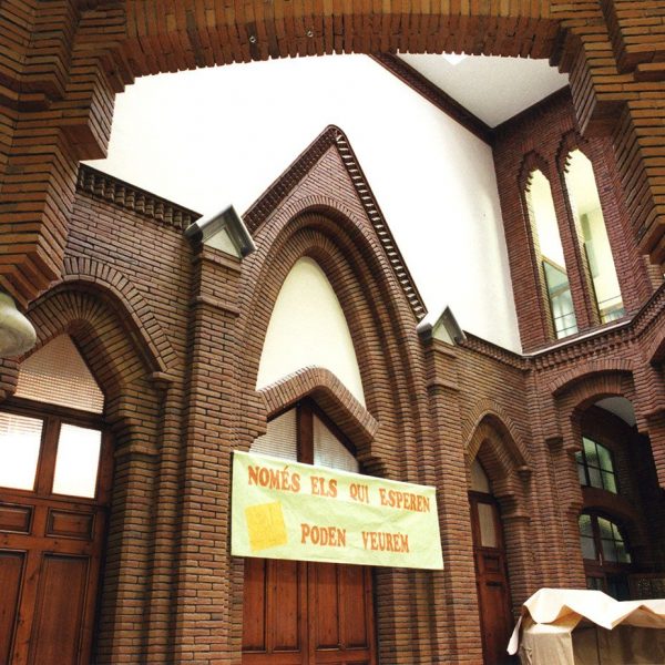 Tarragona.- Col·legi de les Teresianes, noucentista del S. XX. Porta d’entrada a l’església per dins l’edificació (12/1998)