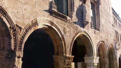 Tarragona.- Antic Hospital de Santa Tecla, S, XIII/XV. La façana forma un porxo de cinc obertures d’arcs de mig punt sobre pilastres (11/1998)