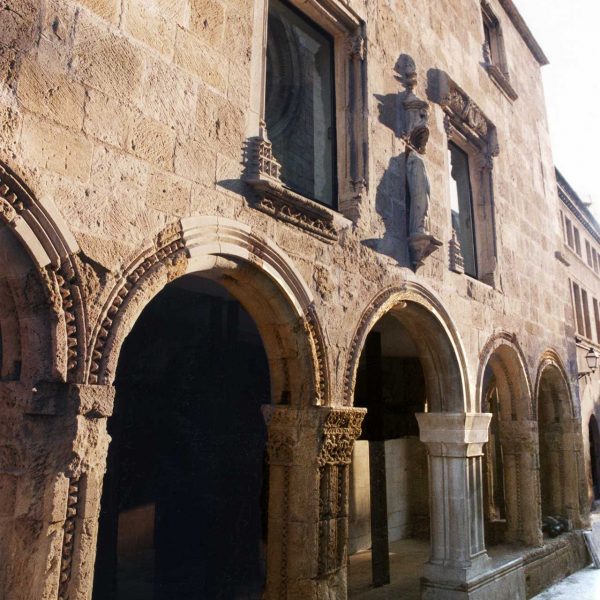 Tarragona.- Antic Hospital de Santa Tecla, S, XIII/XV. La façana forma un porxo de cinc obertures d’arcs de mig punt sobre pilastres (11/1998)