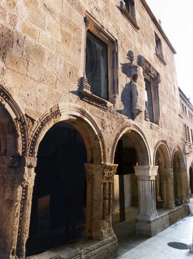 Tarragona.- Antic Hospital de Santa Tecla, S, XIII/XV. La façana forma un porxo de cinc obertures d’arcs de mig punt sobre pilastres (11/1998)