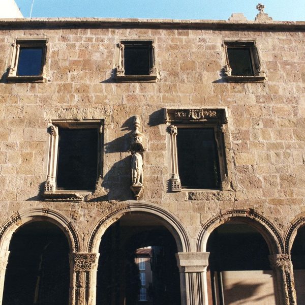 Tarragona.- Antic Hospital de Santa Tecla, S, XIII/XV. La façana forma un porxo de cinc obertures d’arcs de mig punt sobre pilastres (11/1998)