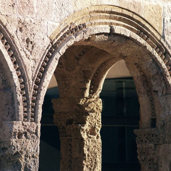 Tarragona.- Antic Hospital de Santa Tecla, S, XIII/XV. La façana forma un porxo de cinc obertures d’arcs de mig punt sobre pilastres (11/1998)