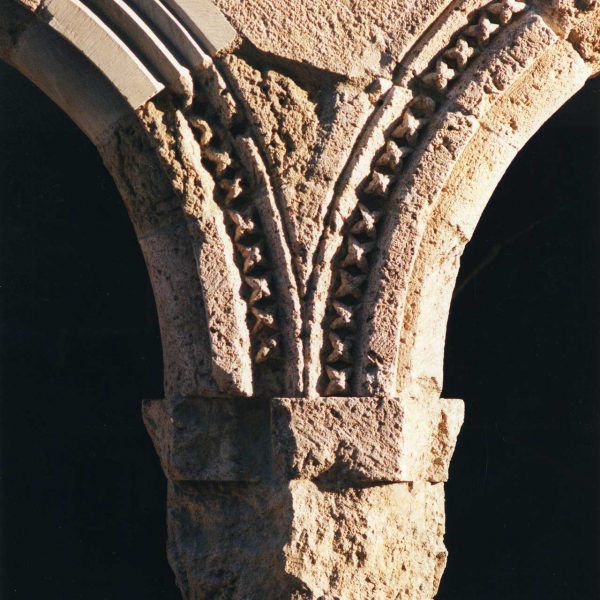 Tarragona.- Antic Hospital de Santa Tecla, S, XIII/XV d’estils romànic i gòtic. Capitell del muntant que sustenta els arcs del porxo (11/1998)