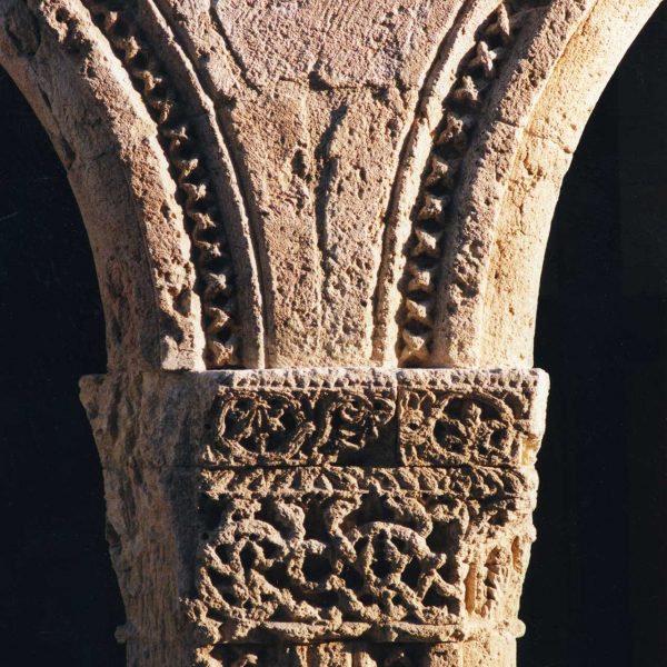 Tarragona.- Antic Hospital de Santa Tecla, S, XIII/XV d’estils romànic i gòtic. Capitell del muntant que sustenta els arcs del porxo (11/1998)