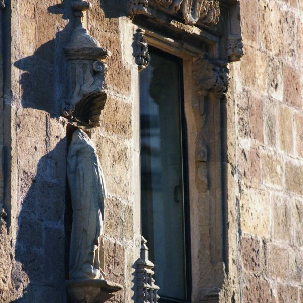 Tarragona.- Antic Hospital de Santa Tecla. Façana amb la còpia d’una imatge gòtica procedent de la capella de les Onze mil Verges de la catedral (11/1998)