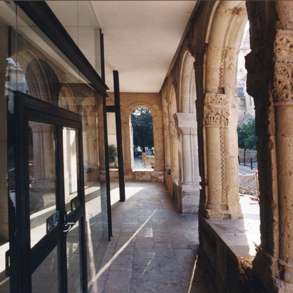 Tarragona.- Antic Hospital de Santa Tecla. Interior del porxo i entrada a la seu del Consell Comarcal que ocupa l’espai modernitzat de l’antic hospital (11/1998)