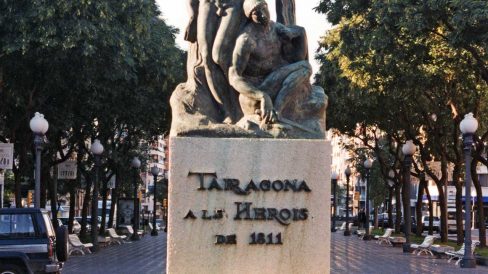 Tarragona.- Monument als herois de 1811 d’estil noucentista del S. XX en homenatge als herois caiguts durant la guerra de la Independència del 1811 (12/1998)