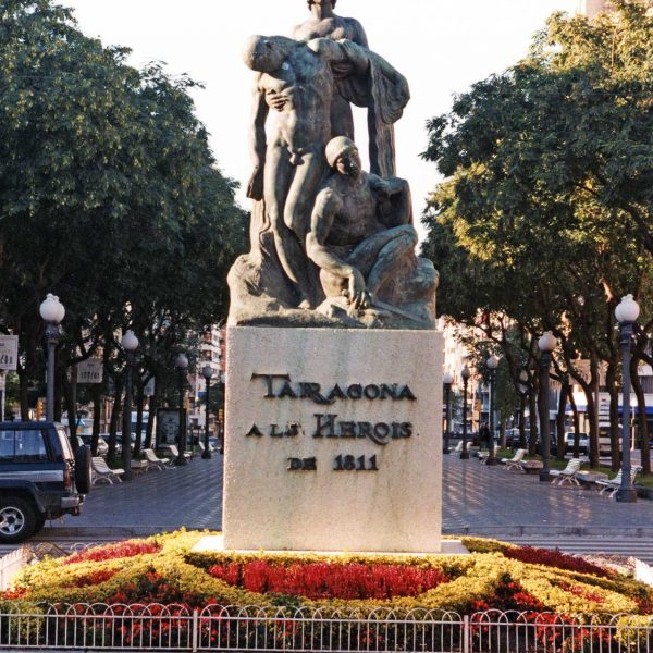 Tarragona.- Monument als herois de 1811 d’estil noucentista del S. XX en homenatge als herois caiguts durant la guerra de la Independència del 1811 (12/1998)
