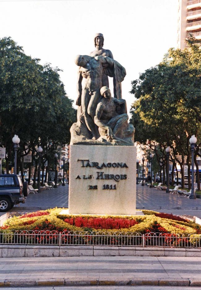 Tarragona.- Monument als herois de 1811 d’estil noucentista del S. XX en homenatge als herois caiguts durant la guerra de la Independència del 1811 (12/1998)