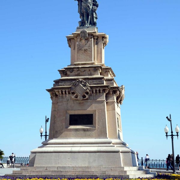 Tarragona.- Monument a Roger de Llùria d’estil eclèctic del S. XIX realitzat en bronze amb relleus d’escenes de batalles a cada costat del pedestal (3/2018)