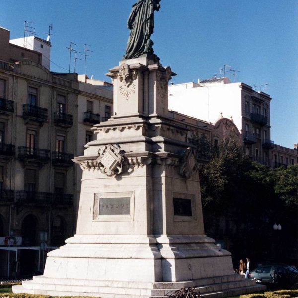 Tarragona.- Monument a Roger de Llùria d’estil eclèctic del S. XIX realitzat en bronze amb relleus d’escenes de batalles a cada costat del pedestal (12/1998)