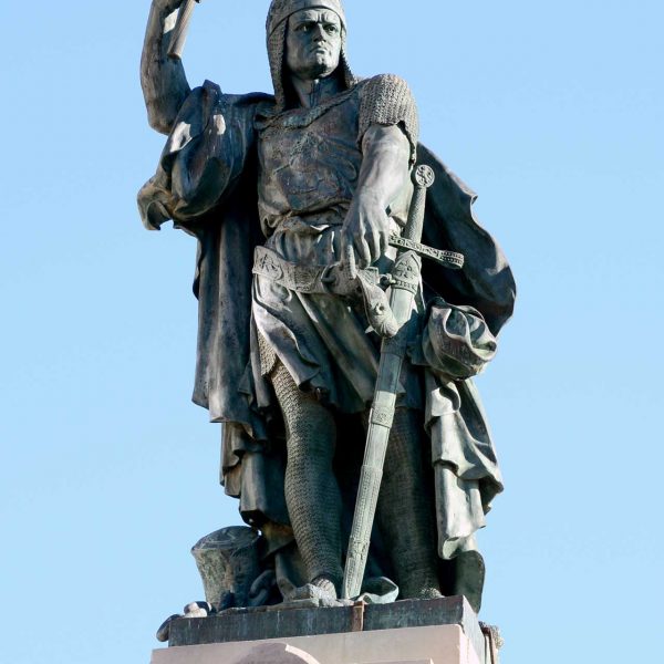 Tarragona.- Monument a Roger de Llùria d’estil eclèctic del S. XIX realitzat en bronze amb relleus d’escenes de batalles a cada costat del pedestal (3/2018)