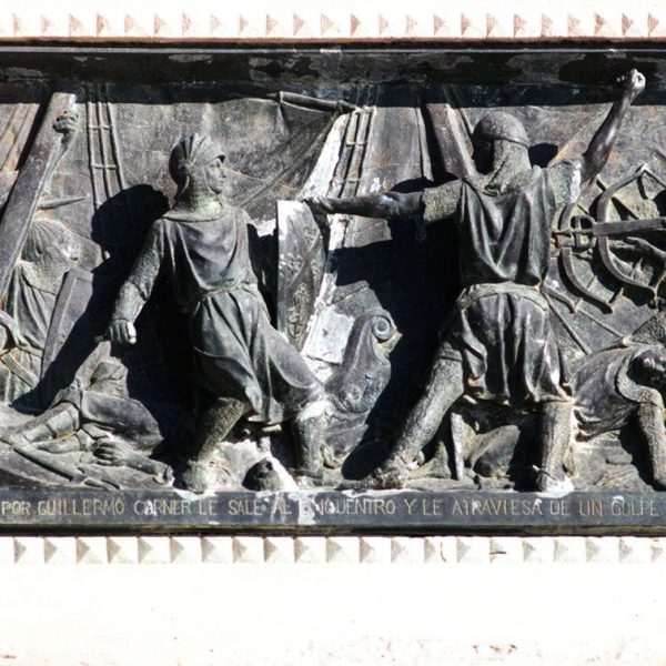Tarragona.- Monument a Roger de Llùria d’estil eclèctic del S. XIX realitzat en bronze amb relleus d’escenes de batalles a cada costat del pedestal (12/1998)