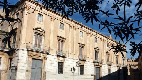 Tarragona.- Palau de l’Arquebisbe d’estil neoclàssic del S. XIX de tres plantes. La porta principal està flanquejada per columnes amb capitells jònics (11/1998)