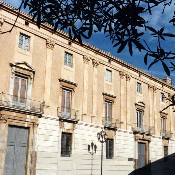 Tarragona.- Palau de l’Arquebisbe d’estil neoclàssic del S. XIX de tres plantes. La porta principal està flanquejada per columnes amb capitells jònics (11/1998)