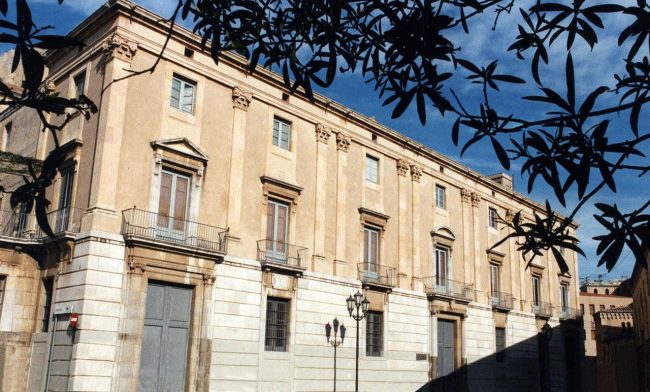 Tarragona.- Palau de l’Arquebisbe d’estil neoclàssic del S. XIX de tres plantes. La porta principal està flanquejada per columnes amb capitells jònics (11/1998)