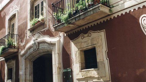 Tarragona.- Casa Castellarnau, S. XIV/XV/XVIII (Seu del Museu d’Història). Edifici senyorial amb la façana decorada amb esgrafiats i pintures (6/1999)