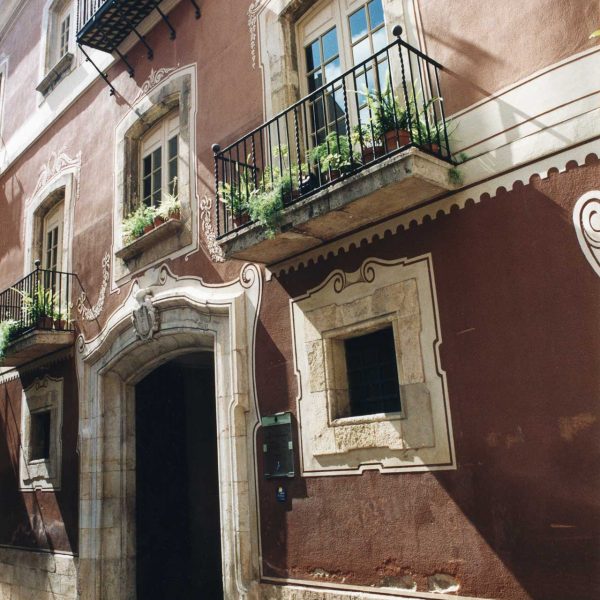 Tarragona.- Casa Castellarnau, S. XIV/XV/XVIII (Seu del Museu d’Història). Edifici senyorial amb la façana decorada amb esgrafiats i pintures (6/1999)