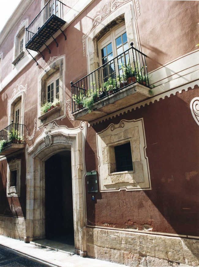 Tarragona.- Casa Castellarnau, S. XIV/XV/XVIII (Seu del Museu d’Història). Edifici senyorial amb la façana decorada amb esgrafiats i pintures (6/1999)