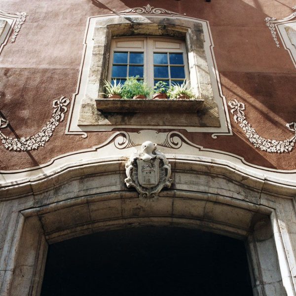 Tarragona.- Casa Castellarnau, S. XIV/XV/XVIII (Seu del Museu d’Història). Edifici senyorial amb la façana decorada amb esgrafiats i pintures (6/1999)