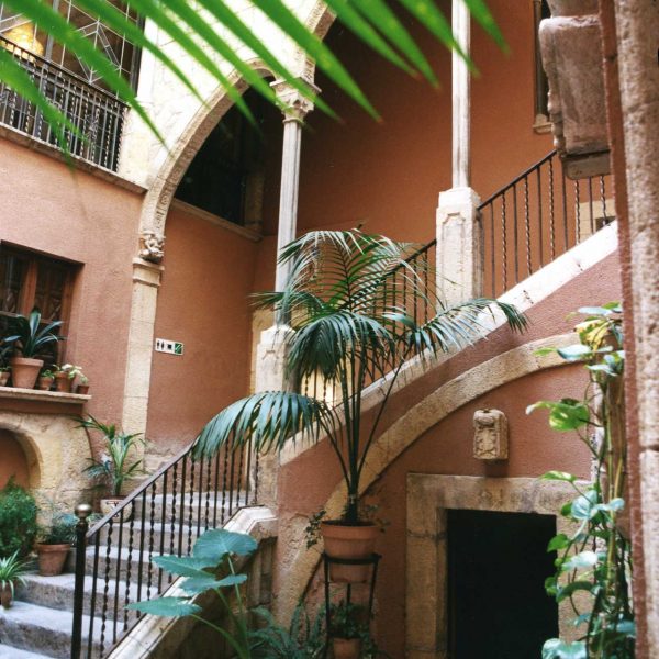 Tarragona.- Casa Castellarnau, S. XIV/XV/XVIII (Seu del Museu d’Història). Escala de volta amb columnes i capitells d’estil gòtic català dels S. XIV/XV (6/1999)