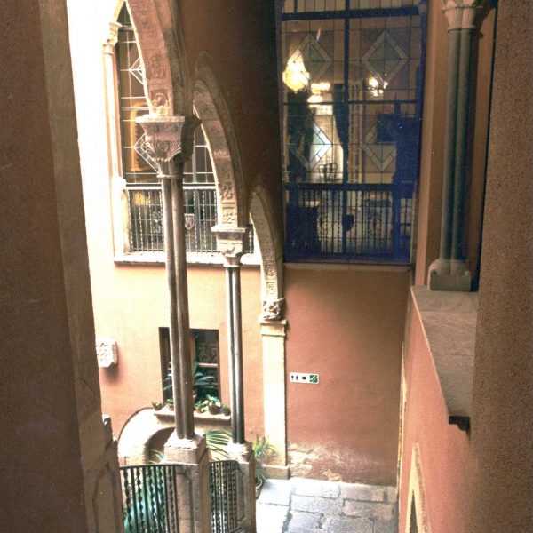 Tarragona.- Casa Castellarnau, S. XIV/XV/XVIII (Seu del Museu d’Història). Escala de volta amb columnes i capitells d’estil gòtic català dels S. XIV/XV (6/1999)