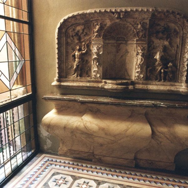 Tarragona.- Casa Castellarnau, S. XIV/XV/XVIII (Seu del Museu d’Història). Elements decoratius abarrocats que omplen les estances de la casa (6/1999)