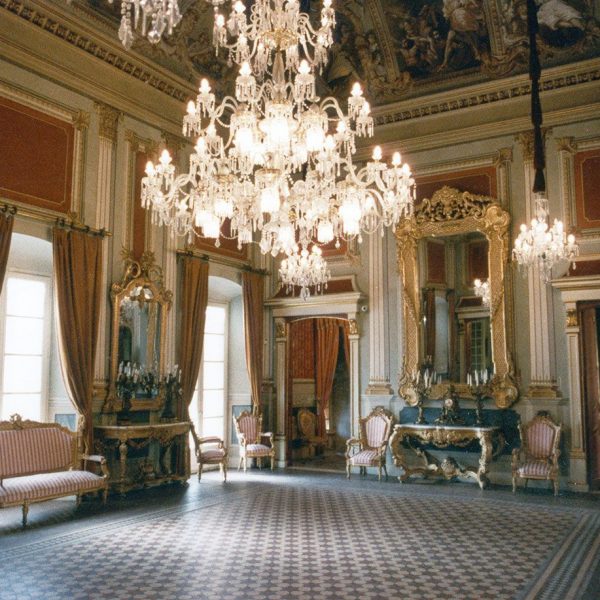 Tarragona.- Casa Castellarnau, S. XIV/XV/XVIII (Seu del Museu d’Història). Saló de ball amb el sostre decorat pel pintor Josep Bernat Flaugier al S. XVIII (10/1998)