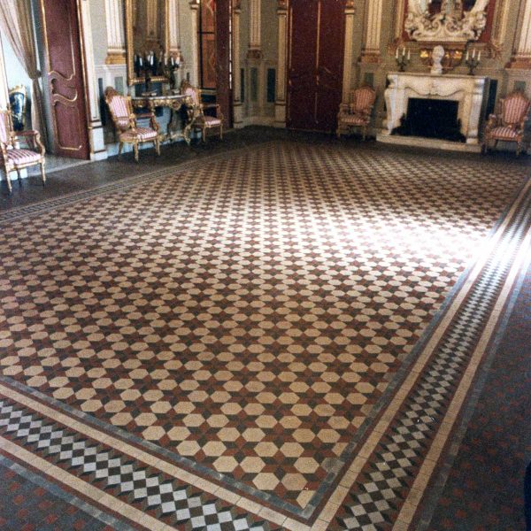 Tarragona.- Casa Castellarnau, S. XIV/XV/XVIII (Seu del Museu d’Història). Saló de ball amb el sostre decorat pel pintor Josep Bernat Flaugier al S. XVIII (10/1998)