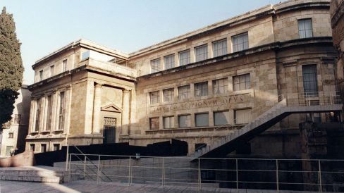 Tarragona.- Museu Arqueològic Nacional, S. XX, edifici integrat dins la zona arqueològica on està construït com el Pretori o la muralla romana (3/1997)