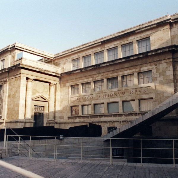 Tarragona.- Museu Arqueològic Nacional, S. XX, edifici integrat dins la zona arqueològica on està construït com el Pretori o la muralla romana (3/1997)