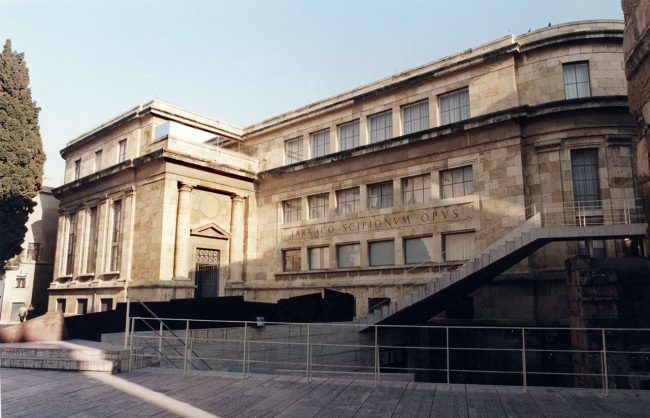 Tarragona.- Museu Arqueològic Nacional, S. XX, edifici integrat dins la zona arqueològica on està construït com el Pretori o la muralla romana (3/1997)