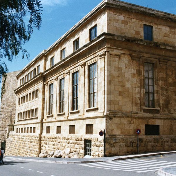 Tarragona.- Museu Arqueològic Nacional, S. XX, edifici integrat dins la zona arqueològica on està construït com el Pretori o la muralla romana (3/1997)