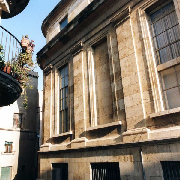 Tarragona.- Museu Arqueològic Nacional, S. XX, edifici integrat dins la zona arqueològica on està construït com el Pretori o la muralla romana (3/1997)