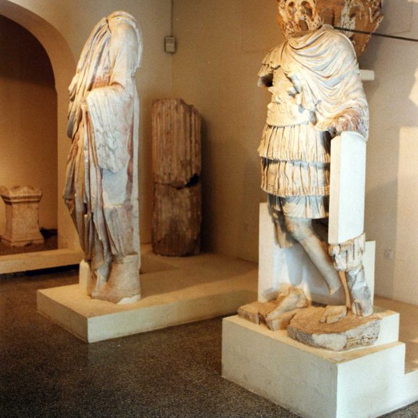 Tarragona.- Museu Arqueològic Nacional, S. XX que mostra una col·lecció d’elements arquitectònics, escultures, mosaics, etc. centrats en el mon romà (9/1998)