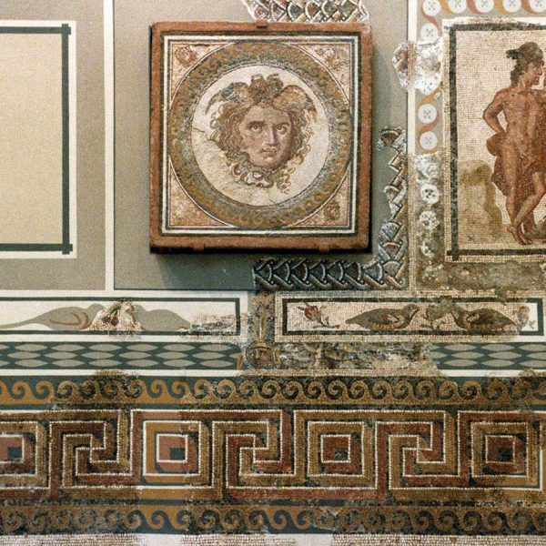 Tarragona.- Museu Arqueològic Nacional, S. XX que mostra una col·lecció d’elements arquitectònics, escultures, mosaics, etc. centrats en el mon romà (9/1998)